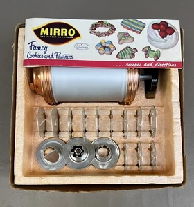 Vintage MIRRO Plätzchen Gebäck Presse 19 Plätzchenteller und 4 Gebäckspitzen komplett + - Bild 1 von 11