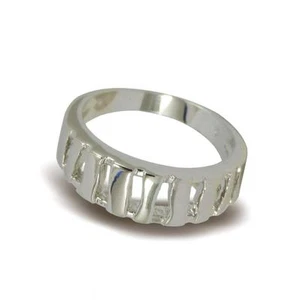 Womens Banded Style Ring Lovely 18ct White Gold Filled Size J RG114-A - Picture 1 of 2