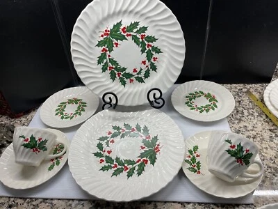 Scio Japan Holly Berry Christmas Holiday Swirled Plates Cup Saucers. Lot Of 8 - Image 1 of 4