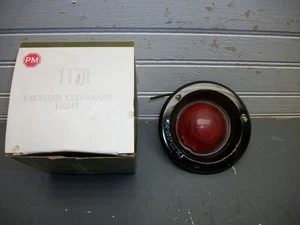 Peterson PM 117R Red Recessed Clearance Light - Issue - Picture 1 of 3
