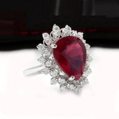 Anillo de compromiso con halo de diamantes rubí rojo pera de 3,20 quilates acabado en oro blanco de 14 quilates Foto 1 de 4