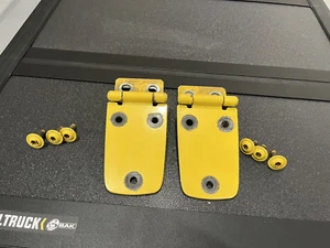 Solar Yellow PYH Hood Hinge PAIR HINGES w/ BOLTS 97-06 Jeep TJ Wrangler OEM CC - Foto 1 di 8