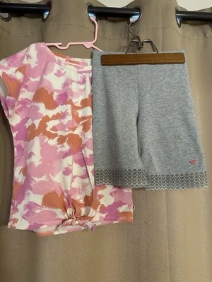Top rosa y naranja para niñas talla M Lucky Brand y pantalones cortos de motociclista Lucky & Me en gris talla M  Foto 1 de 4