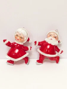 Vintage Babbo Natale Mrs Claus pattinaggio su ghiaccio plastica ciniglia pipa bordo 4'' ornamenti Giappone  - Foto 1 di 12