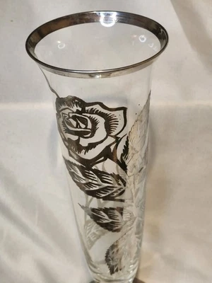 Jarrón vintage superpuesto de plata de ley con vidrio floral en relieve Foto 1 de 4