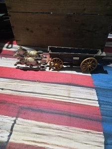 Caballos de hierro fundido vintage y vagón cubierto juguete exhibición occidental 12" sin marca - Imagen 1 de 4