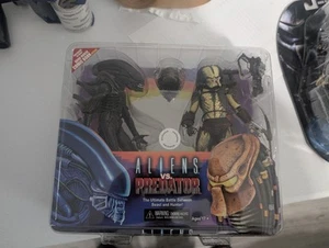 2015 Toys R Us Exclusive NECA Aliens vs Predators 2 Pack RARE NIB - Picture 1 of 10