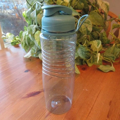 Garrafa de hidratação Rubbermaid 30 onças azul dedo laço água sem BPA - Imagem 1 de 4