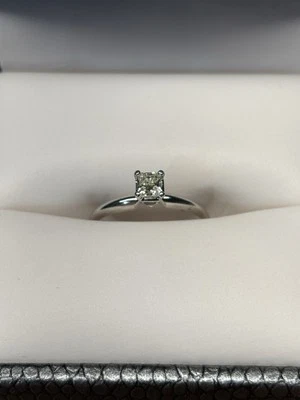 Anillo de compromiso solitario de diamantes talla 5 de 0,23 quilates de oro blanco de 14 k RRG YC Foto 1 de 4