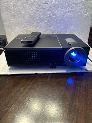 Dell 1209S Projector 347 Lamp Hours 2,500 ANSI Lumens 800x600 Resolution - Image 1 of 4