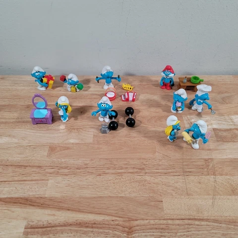 Lot Of 10 Jakks 2008 Smurf figures Plus Some Accessories Cover