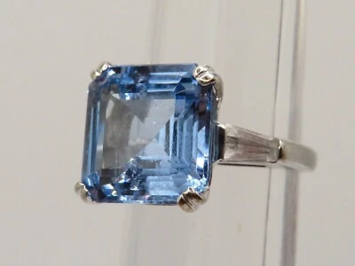 ANILLO ORO BLANCO 10K con espinela azul creada en laboratorio y 2 espinelas blancas - talla 5,5* Foto 1 de 4