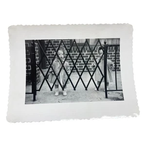 2 abrigos fotográficos de colección para niños detrás de la puerta sombreros ladrillo pared urbana infancia instantánea blanco y negro - Imagen 1 de 2