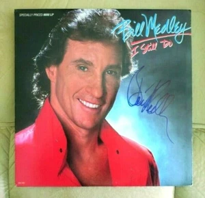 Das Album "I Still Do" signiert von Bill Medley - Bild 1 von 3
