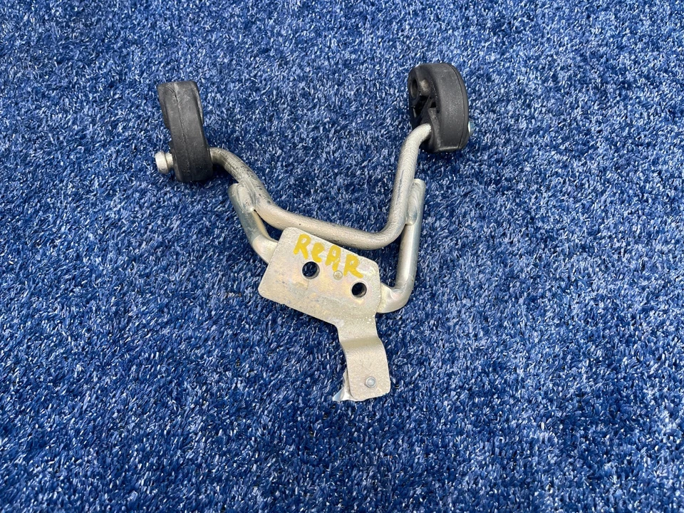 Soporte de suspensión de escape trasero derecho Lexus RX350 2013-2015 OEM 17565-0P031 Foto 1 de 4