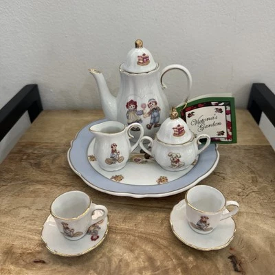 Conjunto de chá vintage Raggedy Ann And Andy, Victoria's Garden - Imagem 1 de 4