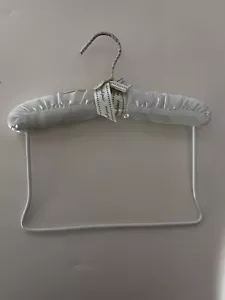 Ropa de bebé satinado acolchado vestido percha koala marca bebé - Imagen 1 de 3