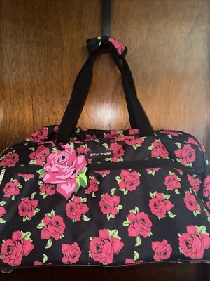 Bolso de fin de semana con ruedas Betsey Johnson “Covered Roses Collection” Foto 1 de 4