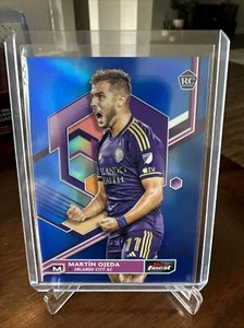 Topps Finest MLS MARTIN OJEDA RC 2023 REFRACTOR AZUL ORLANDO CITY SC 120/150 #96 - Imagen 1 de 3
