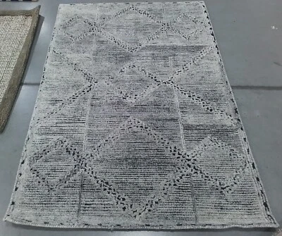 IVORY / BLACK 4'-0" x 6'-0" Back Stain Rug, Reduced Price 1172775622 KNY127A-4 Foto 1 de 4