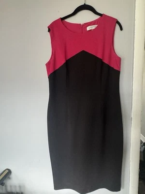 Vestido recto negro con rosa Foto 1 de 3