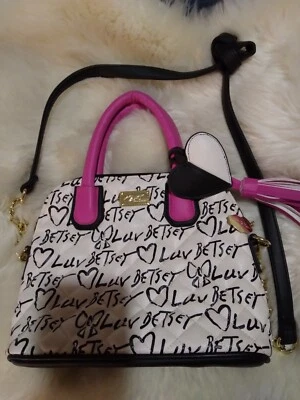 Сумка через плечо Luv Betsey от Betsey Johnson стеганая с сердечками купольная белая розовая черная - Изображение 1 из 4