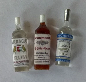 Juego de 3 botellas de licor miniatura para casa de muñecas - ron - vodka - bourbon escala 1:12 - Imagen 1 de 3