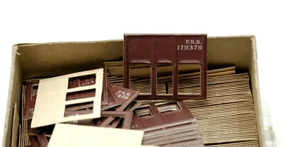 De colección Nuevo de Lote Antiguo Caja de Pennsylvania Railroad PRR 179379 Escala HO Puertas de Coche (?) 300+ piezas Foto 1 de 3