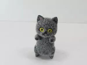 Estatuilla Gato Gris Flocado Peludo Cerámica 4" Alto Gatito Ojos Amarillos - Imagen 1 de 3