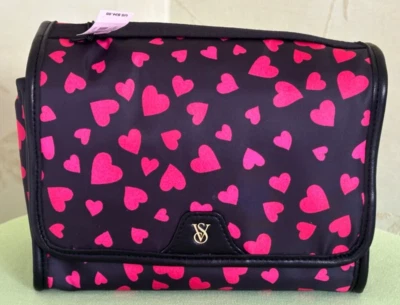 BOLSO DE MAQUILLAJE EMPAQUETABLE VICTORIA'S SECRET: CORAZONES NUEVOS CON ETIQUETAS Foto 1 de 4