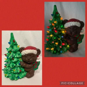 Vintage Weihnachten Handarbeit Keramik beleuchtet Baum Bär umarmt rot Mütze grün Schal - Bild 1 von 17