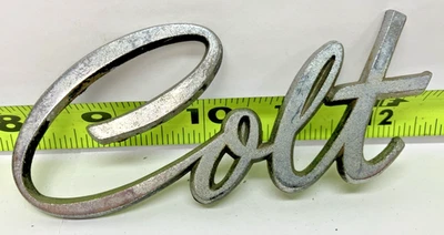 Emblema usado OEM Mopar Fender emblema com pinos MB 028718 1974-1979 Dodge Colt (683) - Imagem 1 de 4