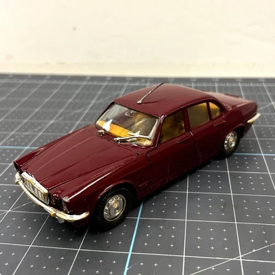 Polistil Jaguar XJ16L Sedán Escala 1/43 Diecast Foto 1 de 4