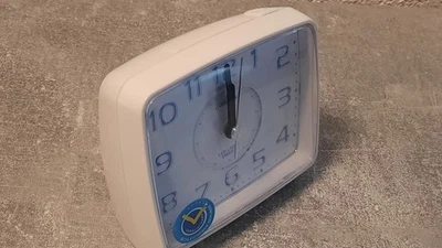 Atlanta 1979/0 Quartz-Wecker mit Leisegang und Spotlight weiß - Bild 1 von 4