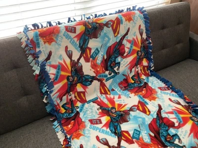 Manta de lana Superman hecha a mano para niños  Foto 1 de 3