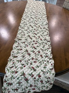 Holly Berry Tischläufer 13” x 69” wendbar gesteppt gewellte Kante - Bild 1 von 14