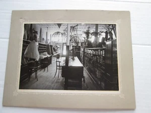 EINE (1) SCHRANKKARTE: DAMENLADEN INNENAUSSTATTUNG, BANGOR MAINE FOTOGRAF - Bild 1 von 4