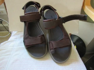 MARCA CLARKS. SANDALIAS "ARTESANALES" HOMBRE. US-11,5 M. EU-45. UK-10.5 MARRÓN. AJUSTABLE - Imagen 1 de 16