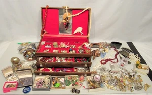 MEGA LOT OF JUNK DRAWER JEWELRY & TRINKETS & JEWEL BOX (EZS003634) - Picture 1 of 12