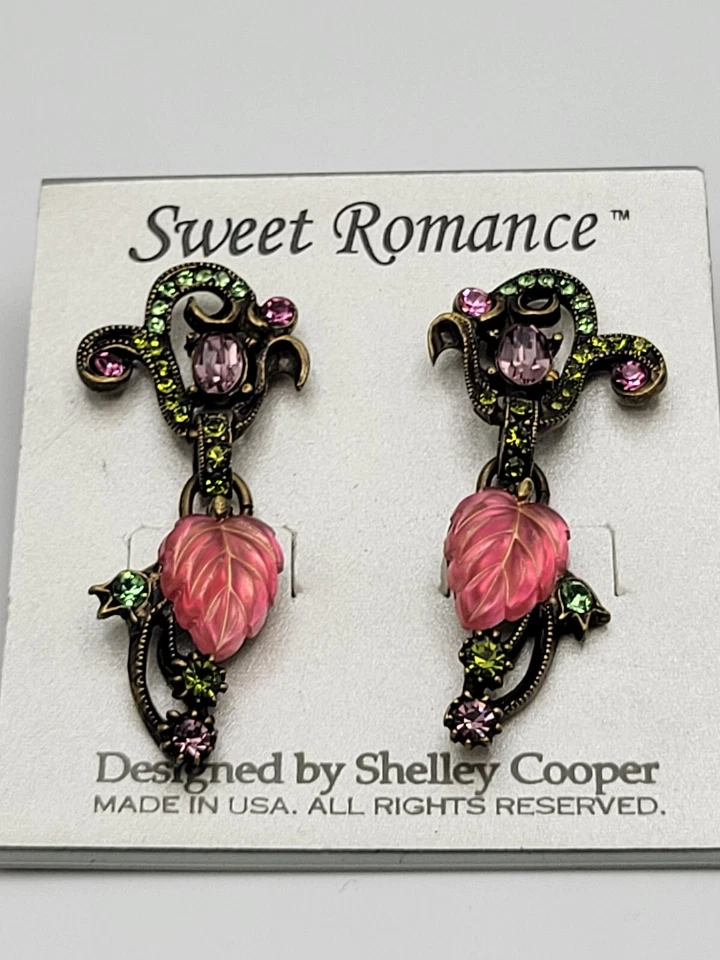 Pendientes colgantes de cristal con hojas de vidrio satinado Sweet Romance hechos en EE. UU. Foto 1 de 4