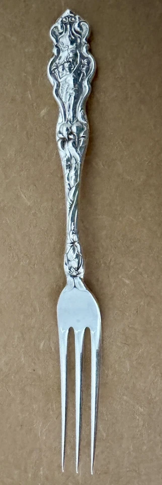 ART NOUVEAU WALLACE IRIAN 4 5/8” TENEDOR DE FRESA ESTERLINA PIEZA ANTIGUA ¡ESTADO NÍTIDO!! Foto 1 de 4