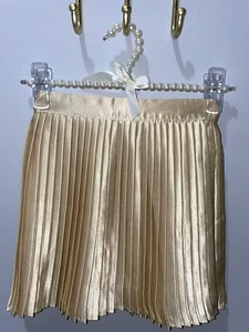 Skirt Girl - Picture 1 of 4