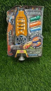 NUOVO sigillato 2016 SLUGTERRA STEALTH WRIST BLASTER JAKKS PACIFIC, la scatola ha segni di usura - Foto 1 di 7