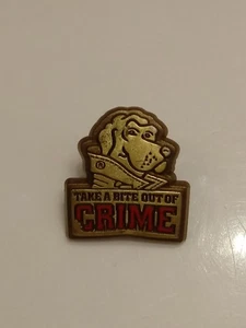 Prendedor de solapa de plástico Scruff Mcgruff Take A Bite Out Of Crime años 70 - Imagen 1 de 3