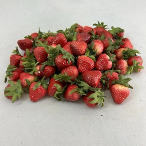 60 Fresas Rojas Artificiales Plástico Falso Fresa Imitación Muy Realista - Imagen 1 de 13
