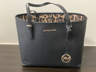 Bolso de Mano Michael Kors Jet Set Cuero Saffiano Leopardo Negro Foto 1 de 4