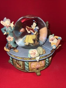 DISNEY SNOW WHITE AND THE SEVEN DWARFS WHISTLE A HAPPY TUNE MUSICAL SNOW GLOBE - Picture 1 of 7