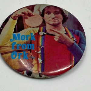 Vintage Mork from Ork Button Pin Robin Williams Mork & Mindy TV Serie 1970er - Bild 1 von 5