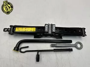 Jaguar F-Pace LR 2017-2023 Velar gato de neumático de repuesto de emergencia con kit de herramientas OEM - Imagen 1 de 9