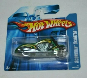 2006 HOT WHEELS SCORCHIN' SCOOTER GREEN # 183 ON SHORT CARD - Picture 1 of 3